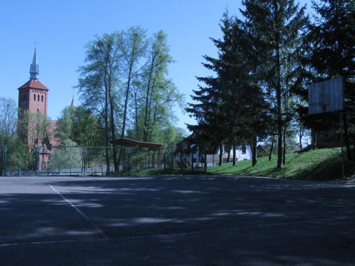 Kolno - widok Kościoła z boiska szkolnego.jpg